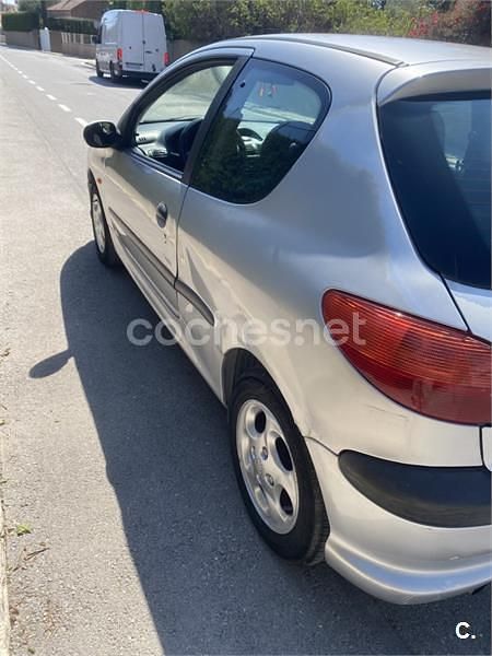Usado Peugeot 206 75 CV (55 kW) 2000 Gris / plata Berlina