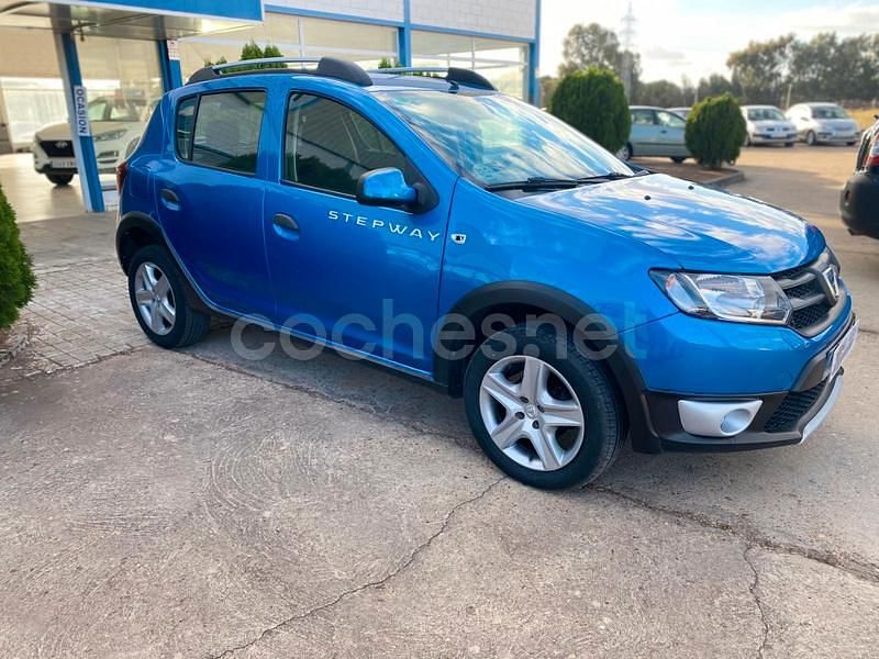 Usado Dacia Sandero Stepway 90 CV (66 kW) 2015 Azul Utilitario