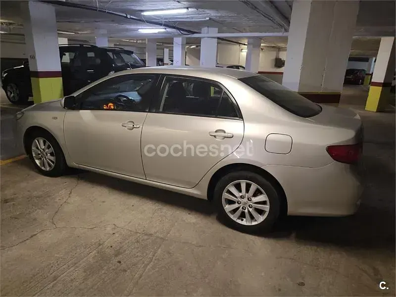 Usado Toyota Corolla Sol 124 CV (91 kW) 2007 Gris / plata Berlina