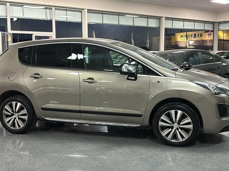 Usado Peugeot 3008 Style 120 CV (88 kW) 2014 Beige Familiar