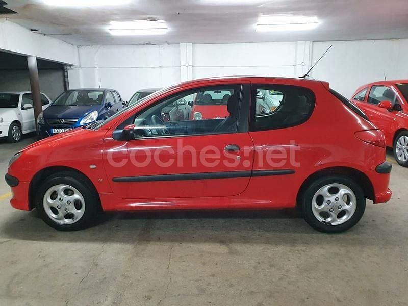 Rojo Usado 2000 Peugeot 206 Berlina | 2570 € (Precio justo) - Imagen 1/4
