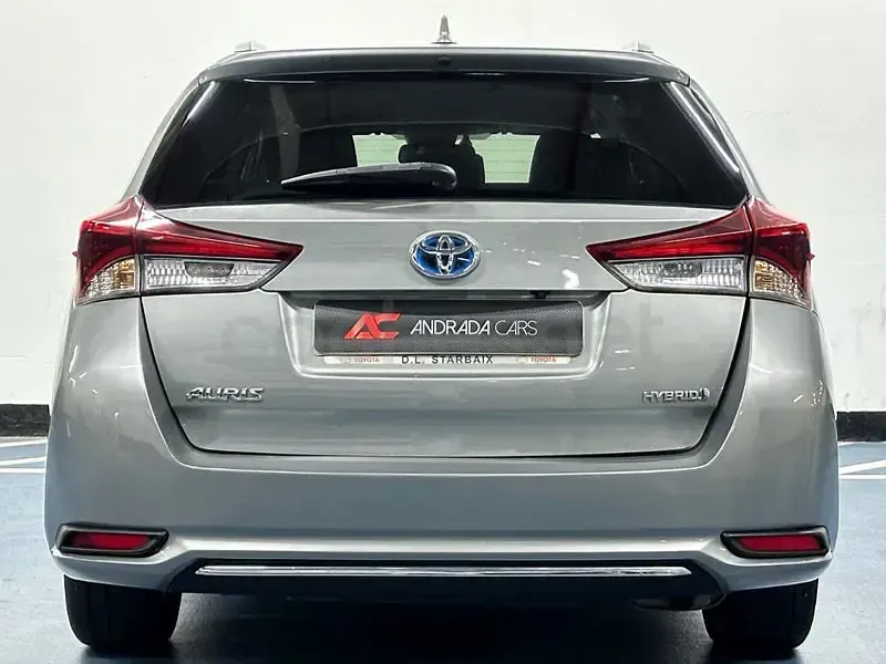 Usado Toyota Auris Hybrid Active 136 CV (100 kW) 2017 Gris / plata Familiar