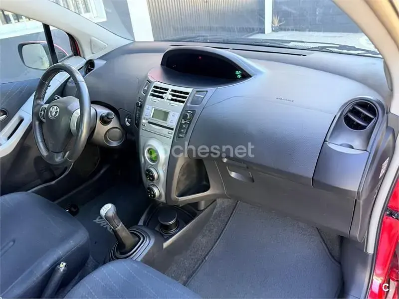 Usado Toyota Yaris 90 CV (66 kW) 2007 Rojo Utilitario