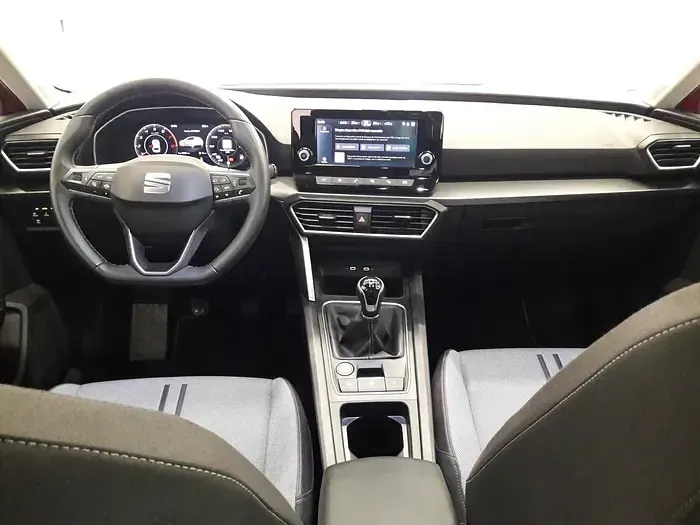 Usado Seat Leon Style 130 CV (95 kW) 2022 Rojo