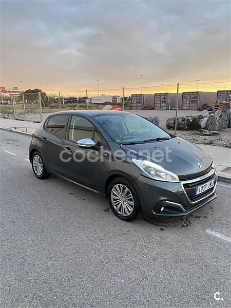 Usado Peugeot 208 Style 82 CV (60 kW) 2017 Gris / plata Utilitario