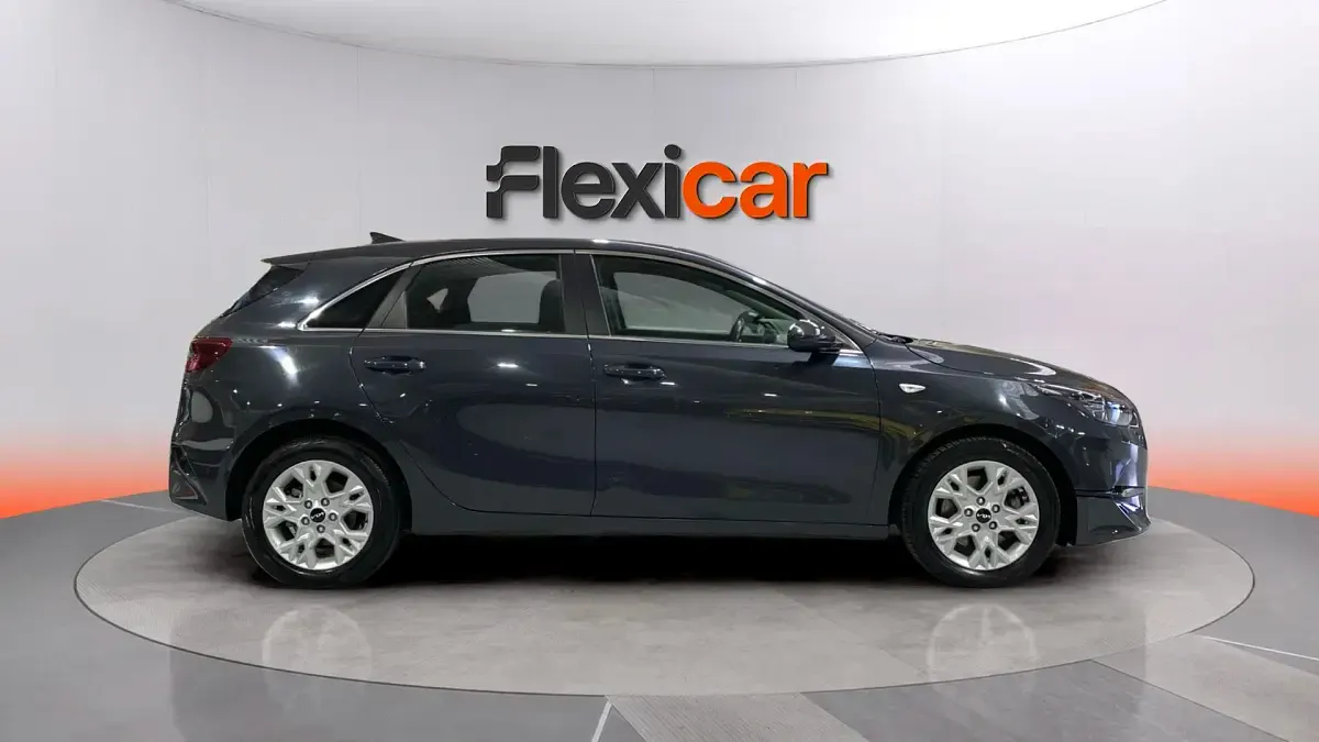 Usado Kia Ceed 136 CV (100 kW) 2023 Gris Utilitario