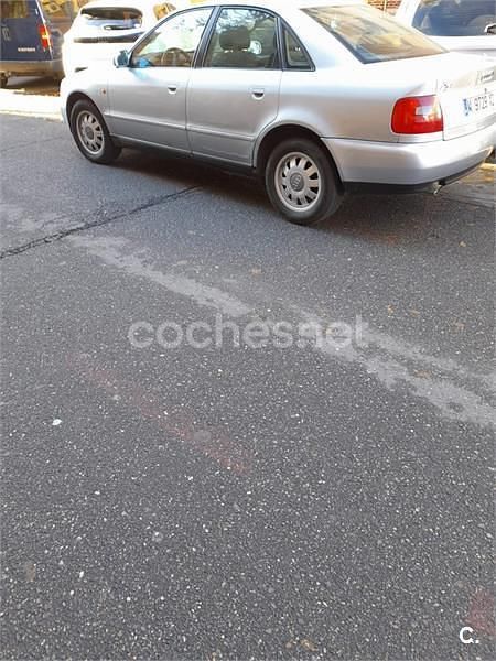 Usado Audi A4 125 CV (91 kW) 1999 Gris / plata Berlina