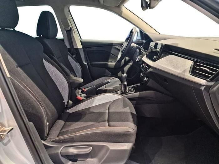 Usado Skoda Kamiq Selection 115 CV (84 kW) 2025 Gris plata SUV