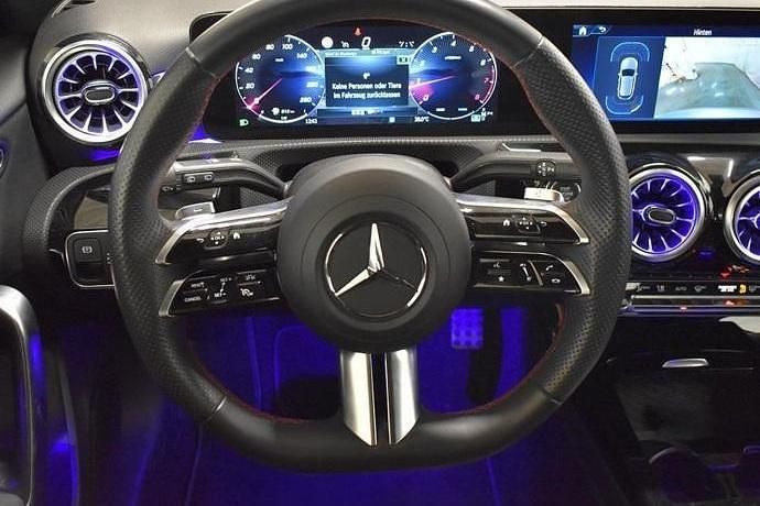 Usado Mercedes 180 AMG line 136 CV (100 kW) 2024 Berlina