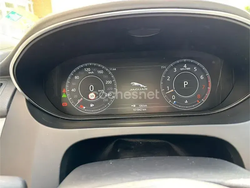 Usado Jaguar E-Pace R-Dynamic 249 CV (183 kW) 2018 Gris / plata SUV