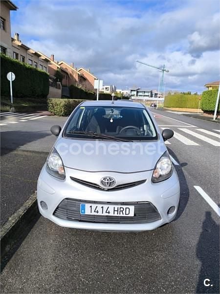 Usado Toyota Aygo Live 68 CV (50 kW) 2013 Gris / plata Utilitario