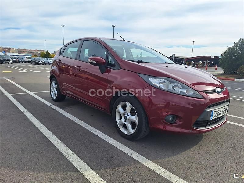 Usado Ford Fiesta Trend 96 CV (70 kW) 2009 Granate Berlina