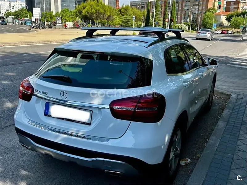 Usado Mercedes GLA180 122 CV (89 kW) 2019 Blanco SUV