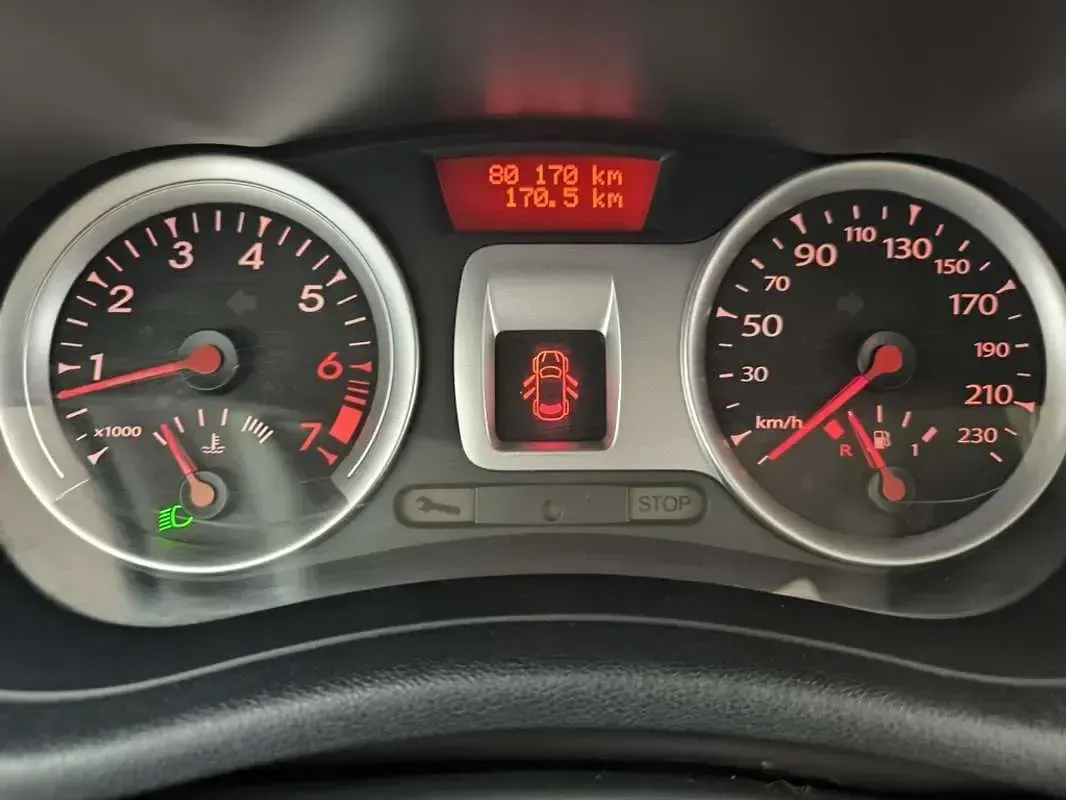 Usado Renault Clio 75 CV (55 kW) 2011 Rojo Utilitario