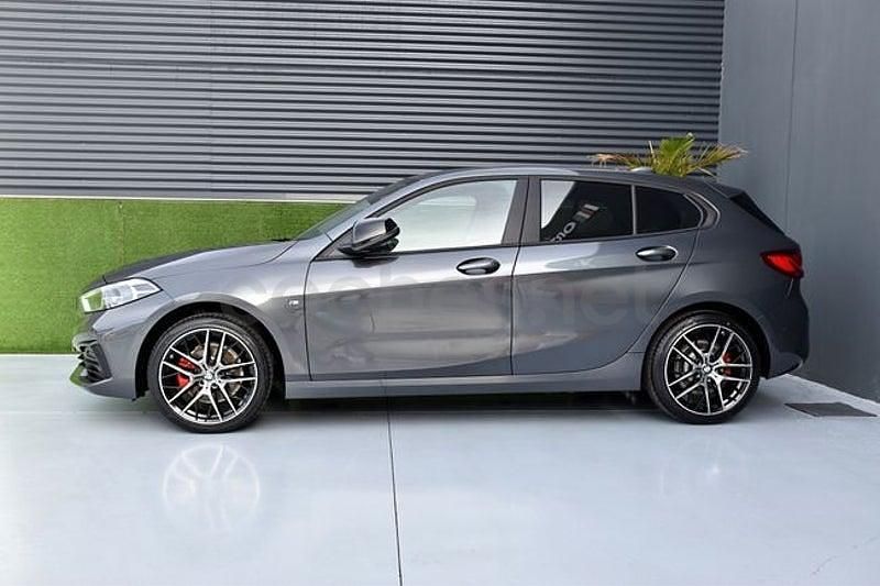 Usado BMW 118 Shadowline 150 CV (110 kW) 2021 Gris / plata Utilitario