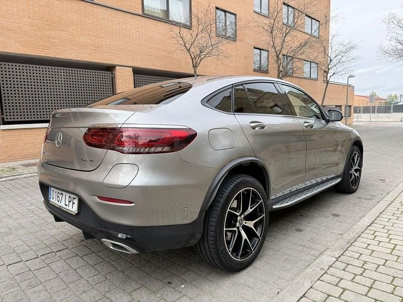 Usado Mercedes GLC300e 320 CV (235 kW) 2021 Gris / plata Coupe