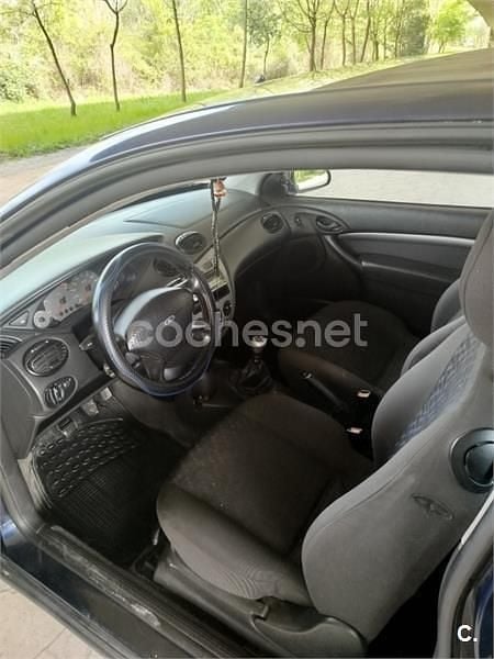 Käytetty Ford Focus Trend 90 HP (66 kW) 2001 Sininen Sedan