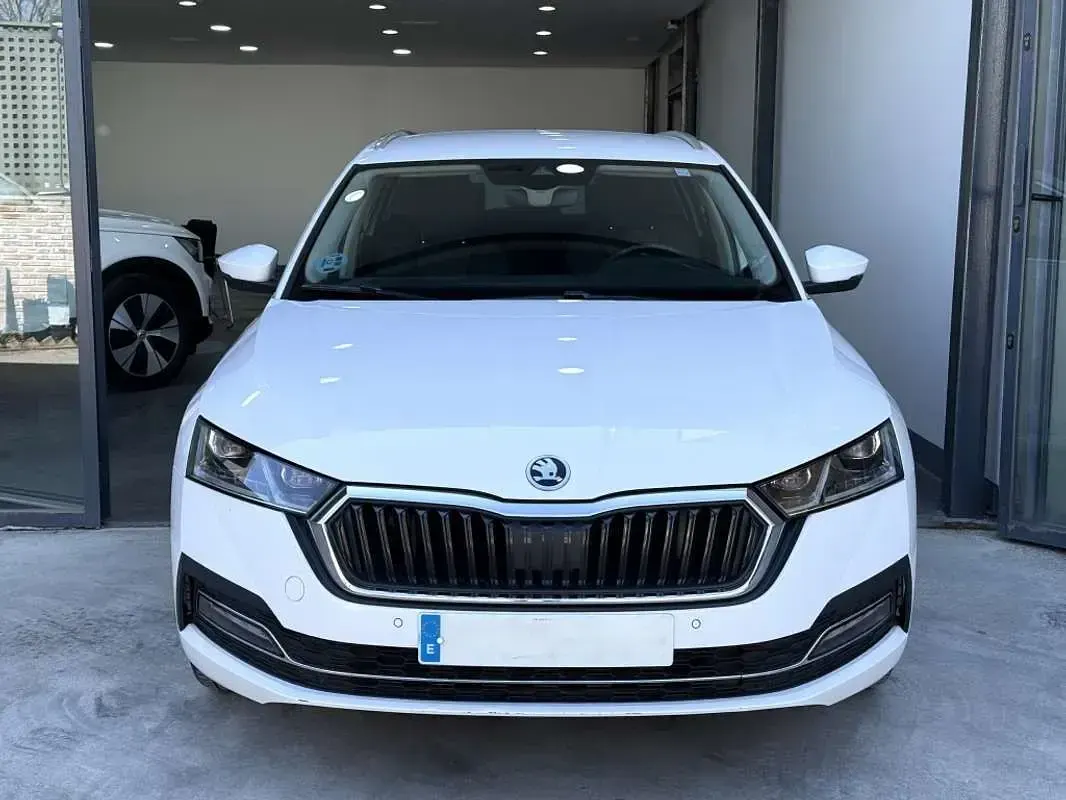 Usado Skoda Octavia Style 150 CV (110 kW) 2022 Blanco Familiar