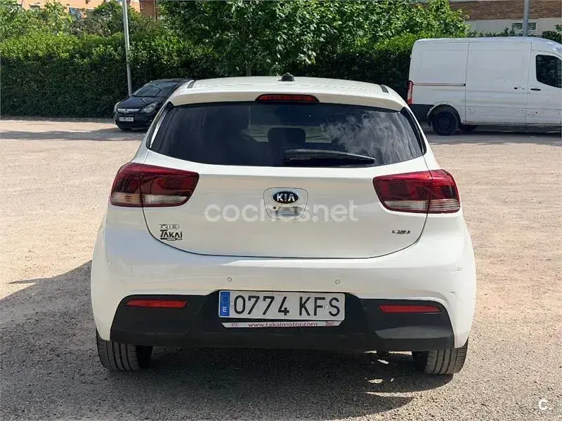 Usado Kia Rio 100 CV (73 kW) 2017 Blanco Berlina