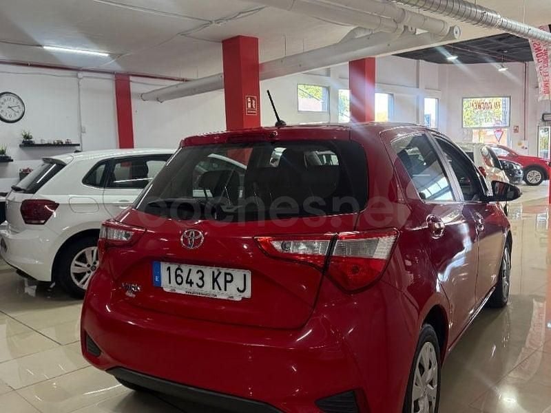 Usado Toyota Yaris Active 70 CV (51 kW) 2018 Rojo Berlina
