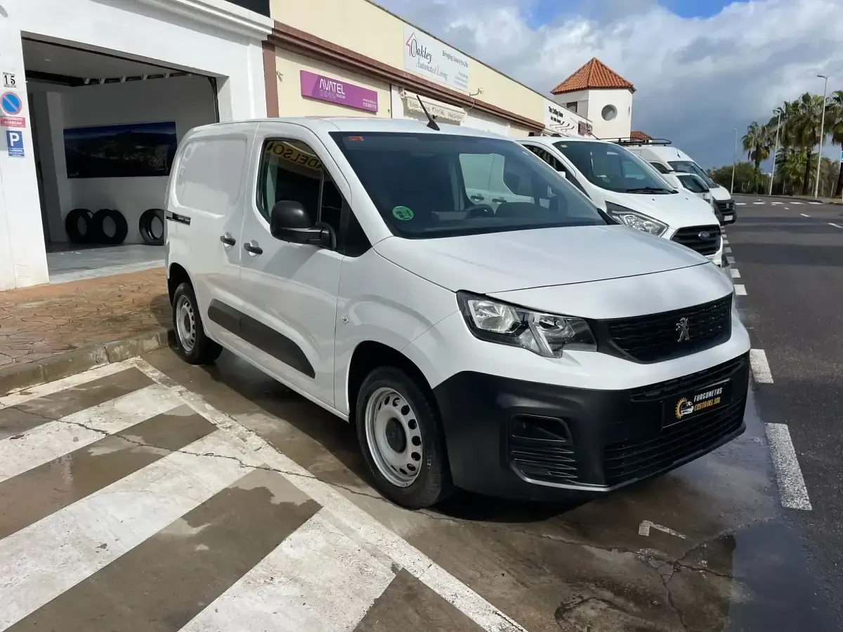 Usado Peugeot Partner S 100 CV (73 kW) 2023 Blanco Monovolumen