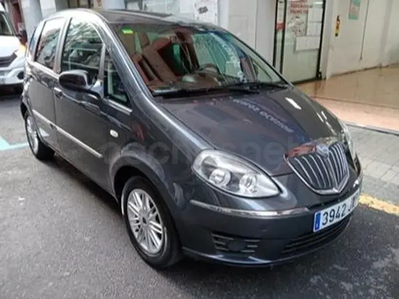 Usado Lancia Musa Gold 95 CV (69 kW) 2012 Gris / plata Monovolumen