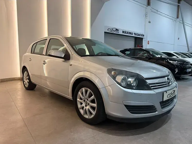 Usado Opel Astra Essentia 90 CV (66 kW) 2004 Gris / plata Berlina