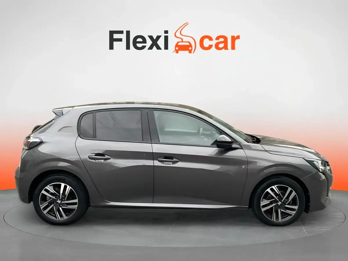 Usado Peugeot 208 Allure 101 CV (74 kW) 2023 Gris Utilitario
