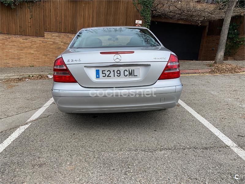 Usado Mercedes E240 Elegance 177 CV (130 kW) 2003 Gris / plata Berlina