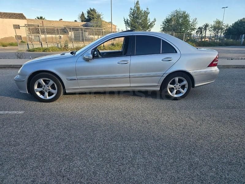 Usado Mercedes C220 Avantgarde 150 CV (110 kW) 2004 Gris / plata Berlina