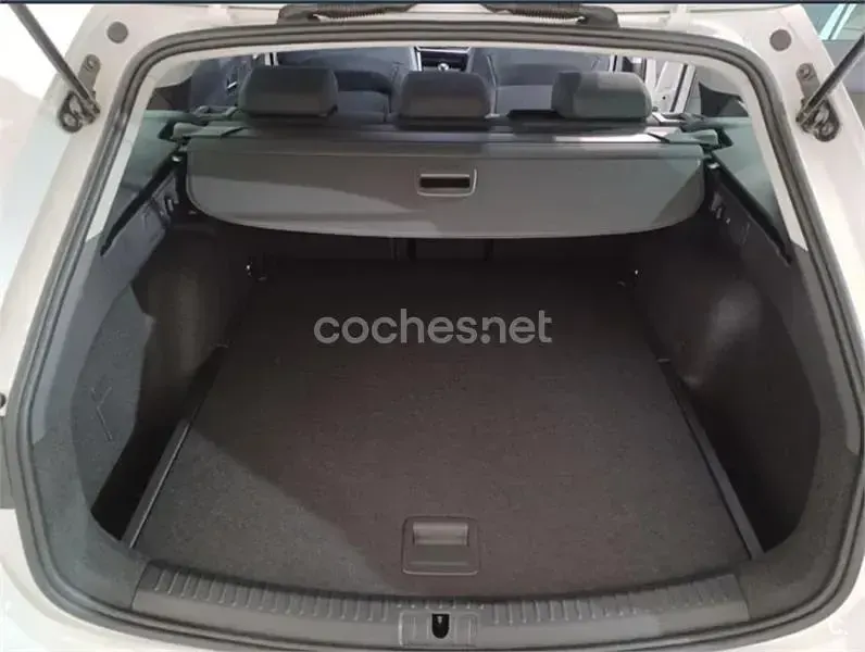 Usado Seat Leon Style 110 CV (80 kW) 2022 Blanco Familiar