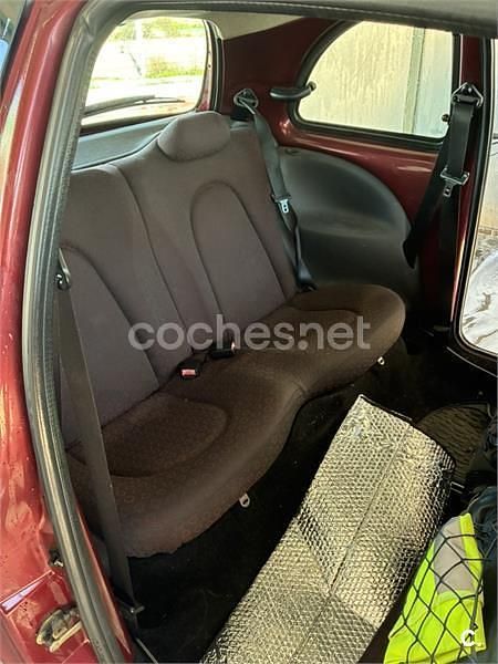 Usado Ford Ka 60 CV (44 kW) 2002 Granate Utilitario