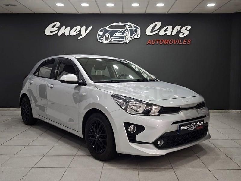 Usado Kia Rio 84 CV (61 kW) 2023 Gris / plata Berlina