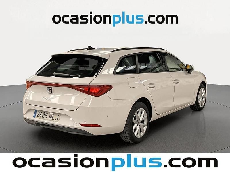 Usado Seat Leon Style 130 CV (95 kW) 2023 Blanco Monovolumen