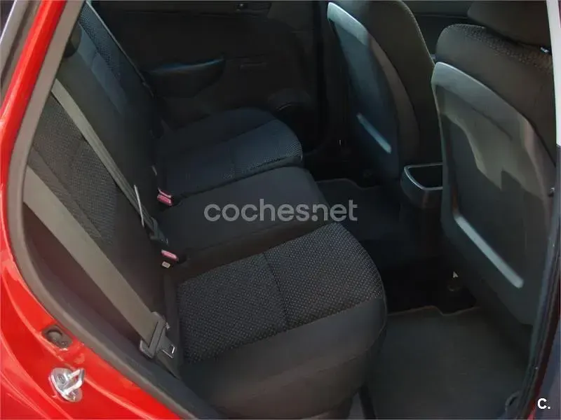 Usado Hyundai i30 Comfort 90 CV (66 kW) 2010 Rojo Berlina