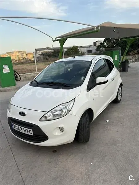 Usado Ford Ka 69 CV (50 kW) 2014 Blanco Berlina