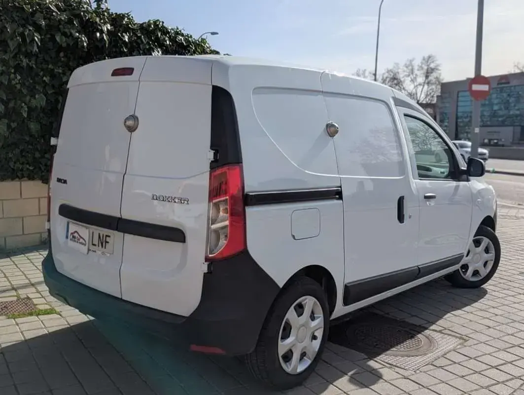 Usado Dacia Dokker Essentiel 109 CV (80 kW) 2021 Blanco Monovolumen