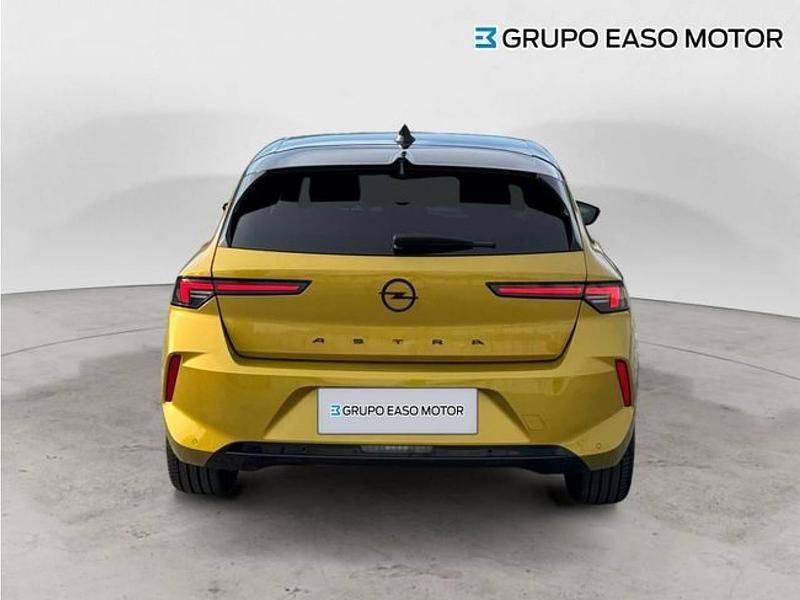 Usado Opel Astra S 131 CV (96 kW) 2024 Dorado Familiar