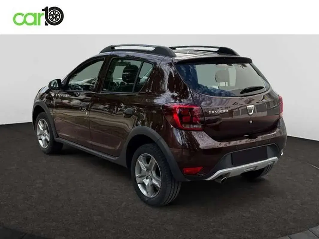 Usado Dacia Sandero Essentiel 91 CV (66 kW) 2018 Gris Utilitario