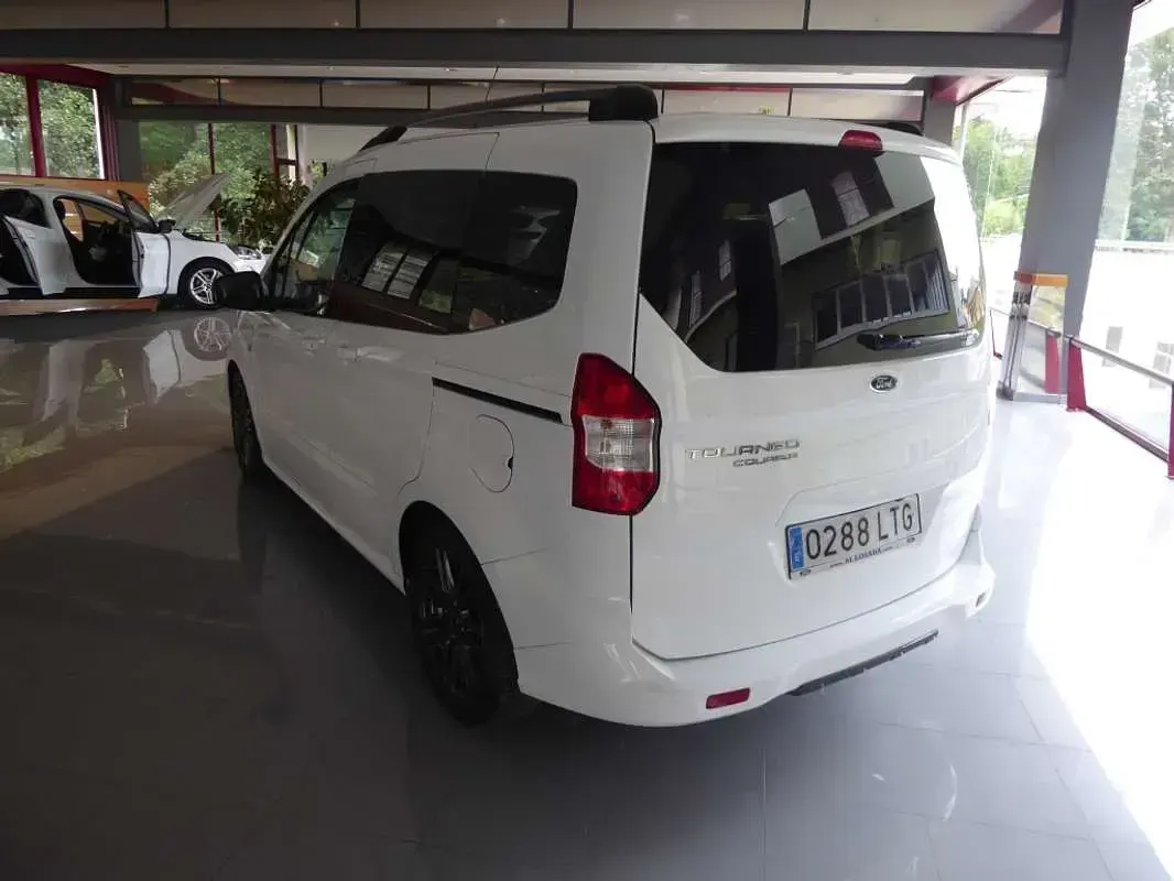 Usado Ford Tourneo Sport 101 CV (74 kW) 2021 Blanco Van