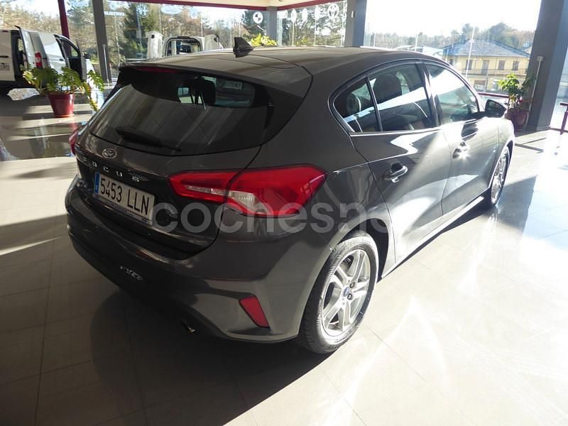 Usado Ford Focus Trend 120 CV (88 kW) 2020 Gris / plata Berlina