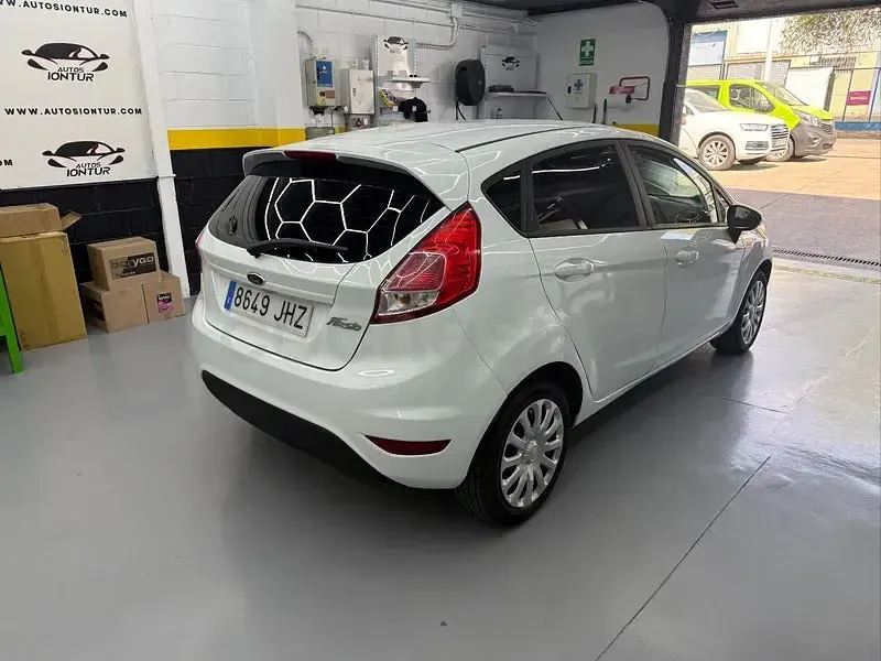 Usado Ford Fiesta Trend 75 CV (55 kW) 2015 Blanco Utilitario