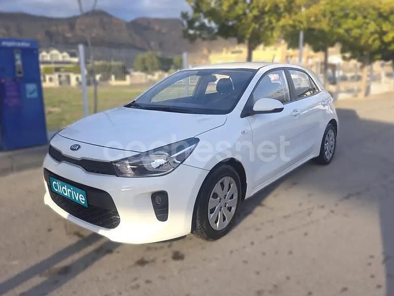 Usado Kia Rio 84 CV (61 kW) 2019 Blanco Berlina
