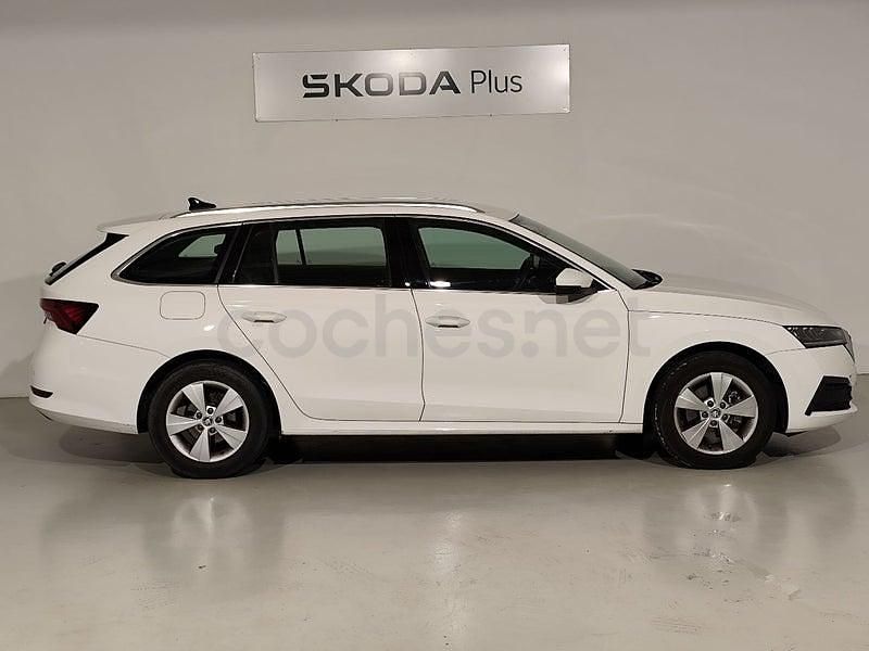 Usado Skoda Octavia 110 CV (80 kW) 2022 Blanco Familiar