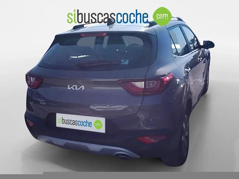 Usado Kia Stonic 120 CV (88 kW) 2023 Gris/plata SUV