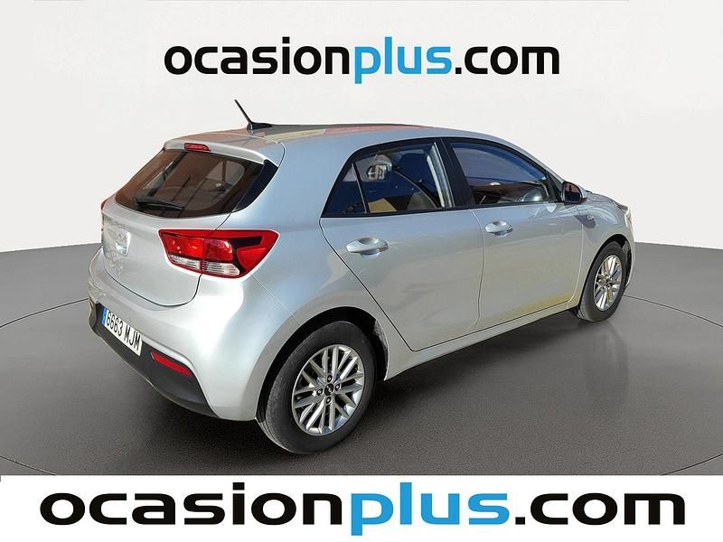 Usado Kia Rio 100 CV (73 kW) 2023 Gris Utilitario