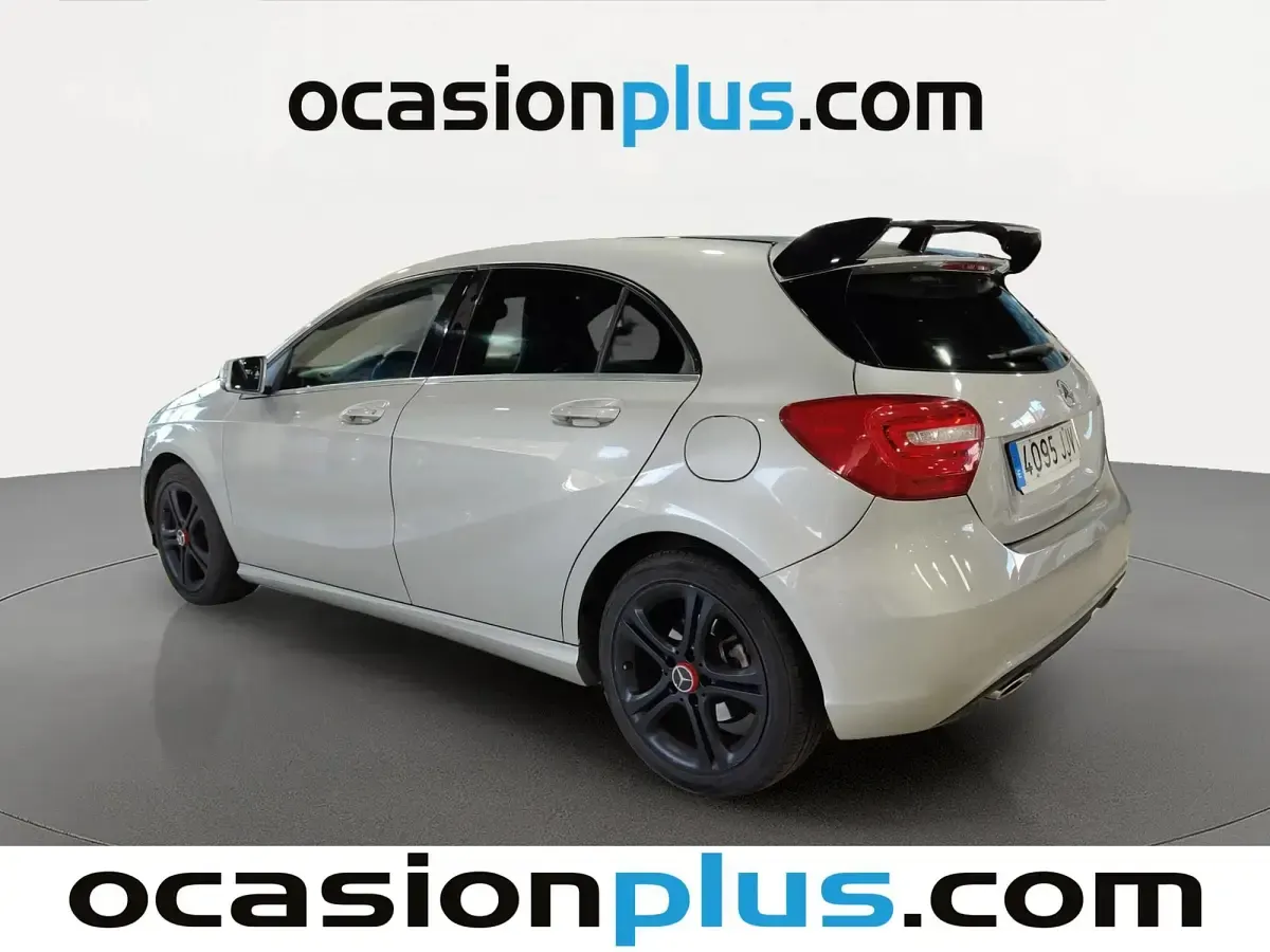 Usado Mercedes A180 Urban 109 CV (80 kW) 2015 Gris plata Utilitario