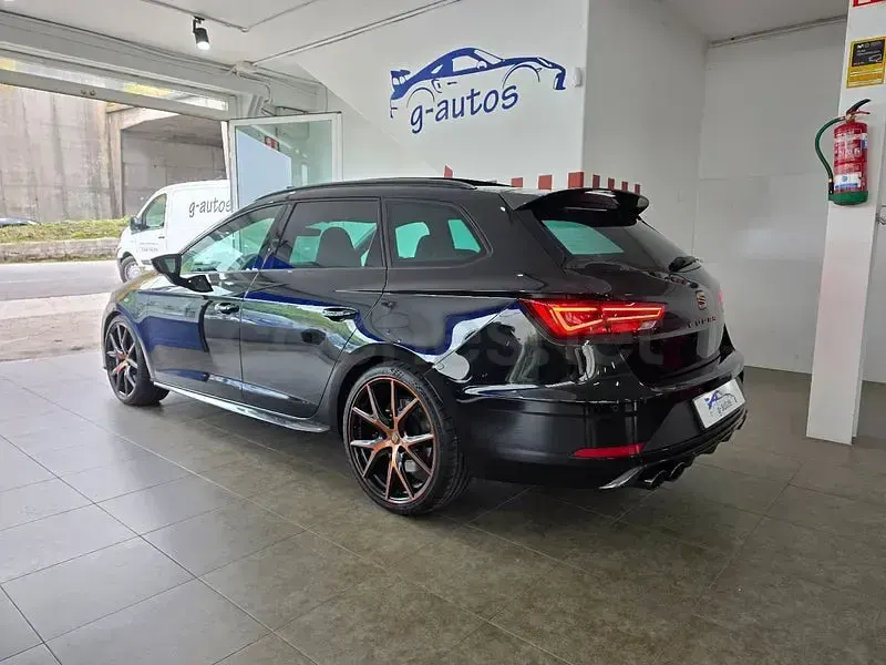 Usado Seat Leon 4Drive 300 CV (220 kW) 2020 Negro Familiar