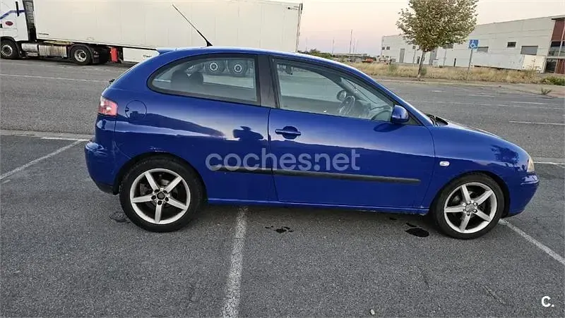 Usado Seat Ibiza 100 CV (73 kW) 2005 Azul Utilitario