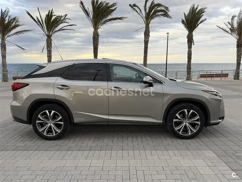 Usado Lexus RX450h Executive Line 313 CV (230 kW) 2018 Gris / plata SUV